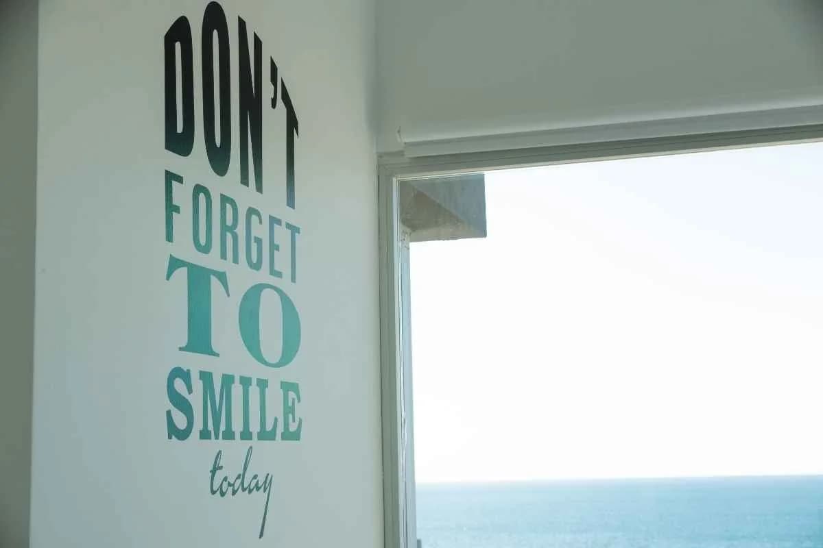 Smile wall with sea view – Dent KM clinic